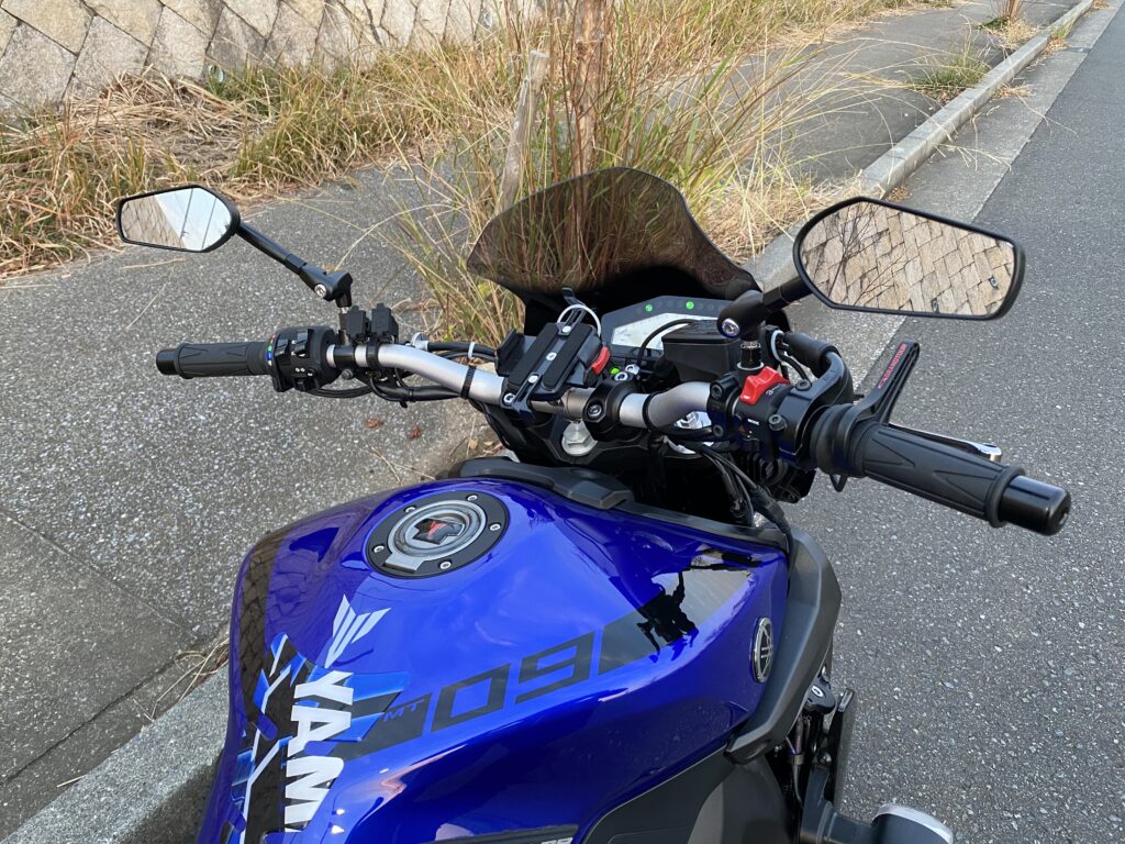 バイクの ながら運転 はどこまでがアウト 捕まらないスマホホルダーの使い方とは モトコラム