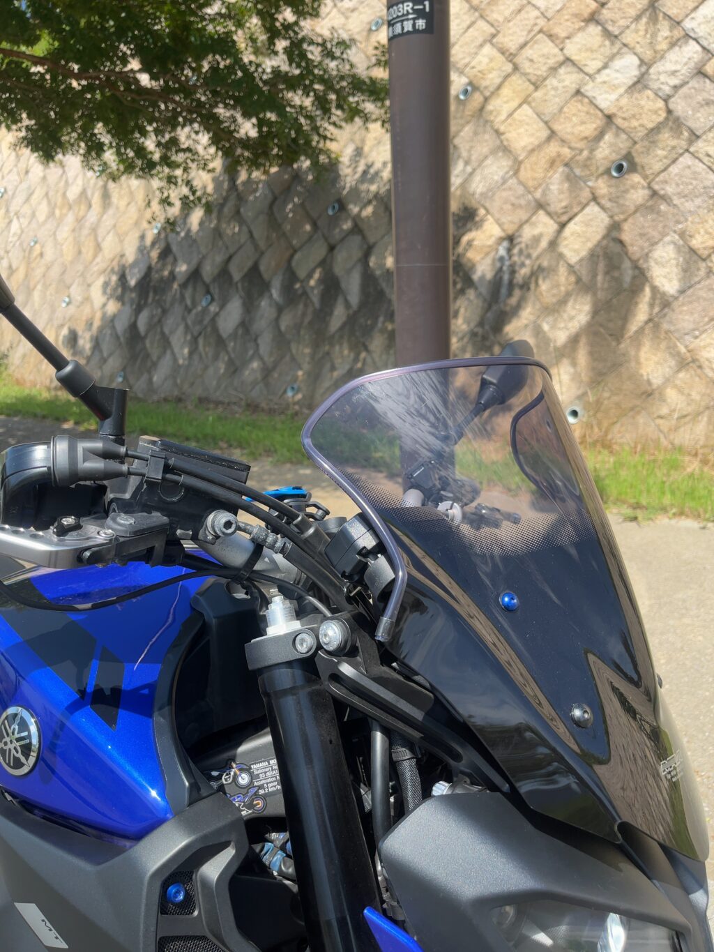 青いバイクとスクリーン